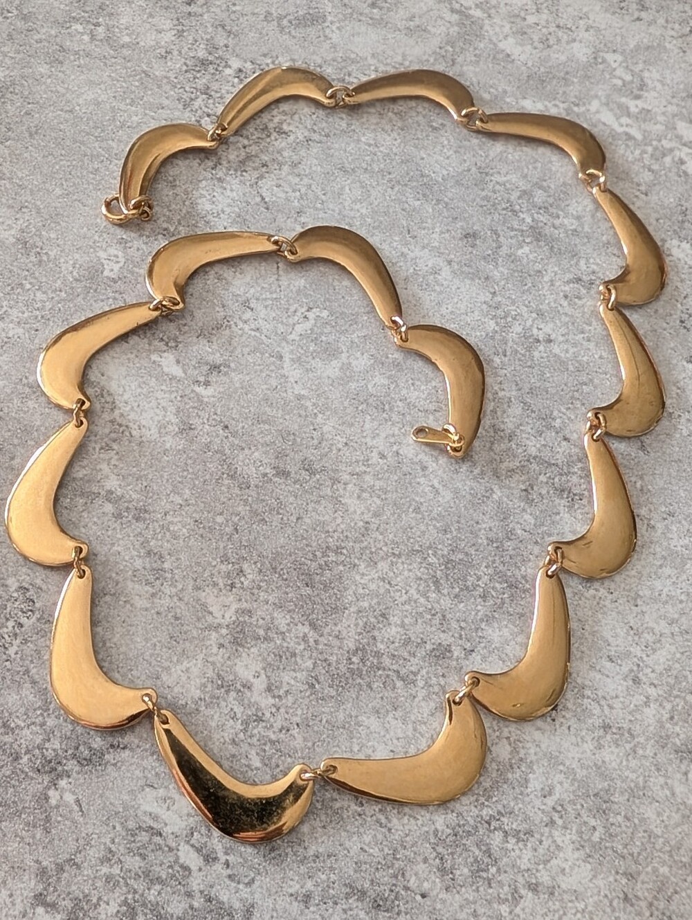 Gold Tone Curve Wave Link Crescent Scalloped Collar Necklace